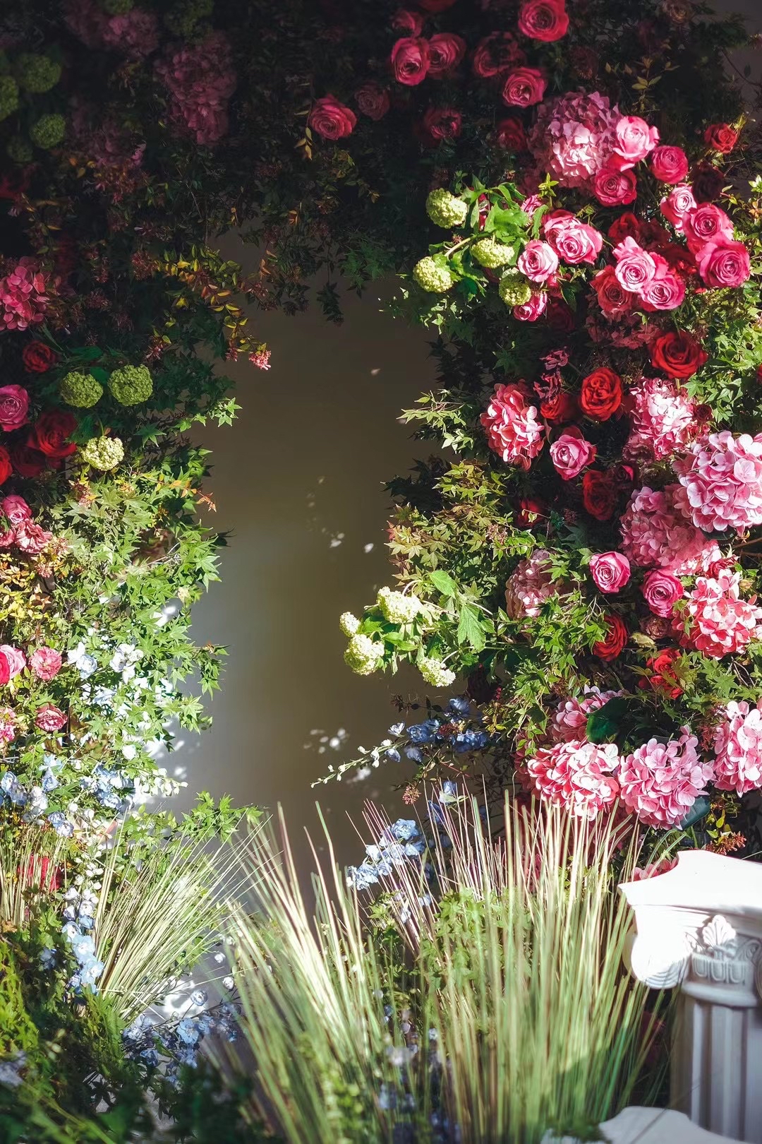 花园式婚礼拱门花艺场景布置