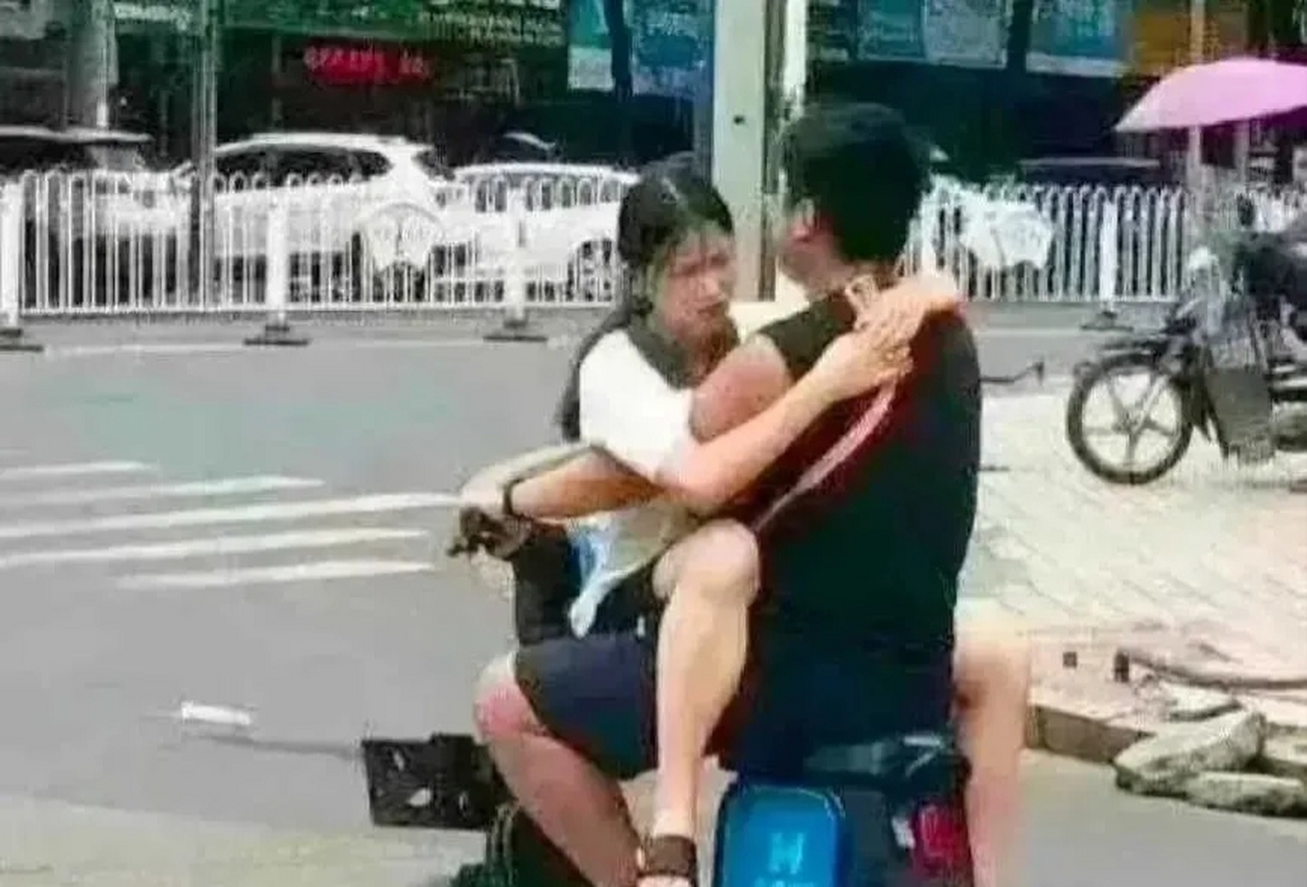 网友在大街上拍到了不雅的一幕,一男子正在骑电动车,没想到他的腿上竟
