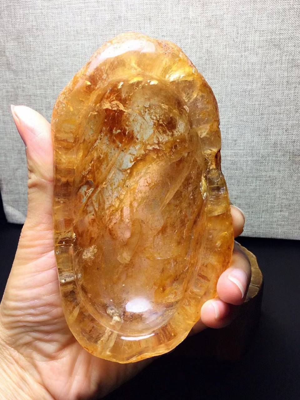 一整块原石挖空,手工打磨而成 天然黄胶花水晶原石聚宝盆摆件 天然