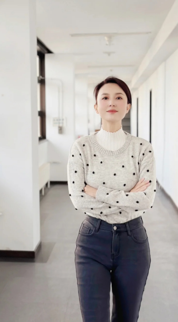 主持人张蕾在走廊拍美照,她展示自己的冬日穿搭特别有生活感,说不上