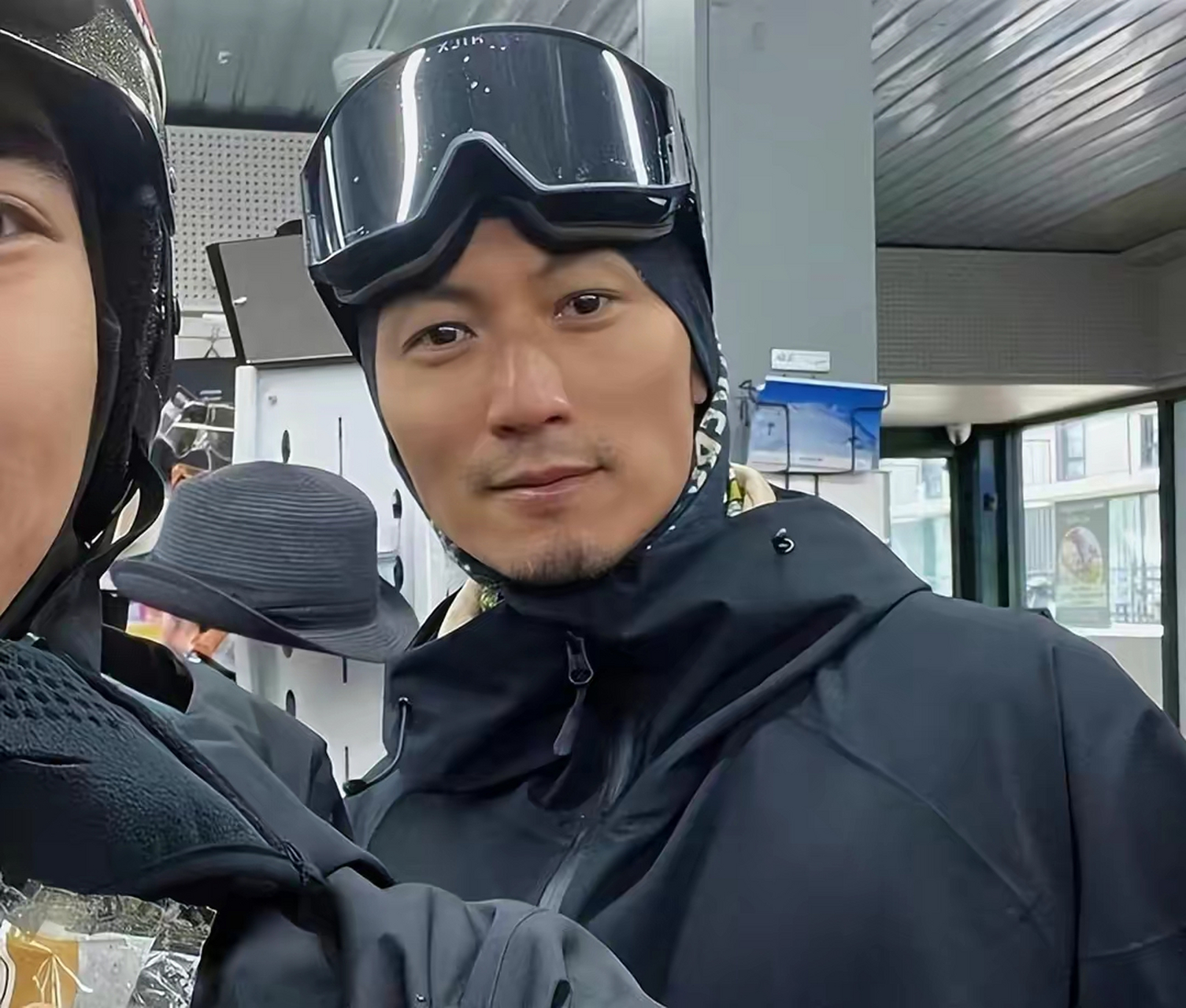 蹲在雪地上教儿子lucas,合影时摘掉面罩 谢振轩(lucas)真的很幸福