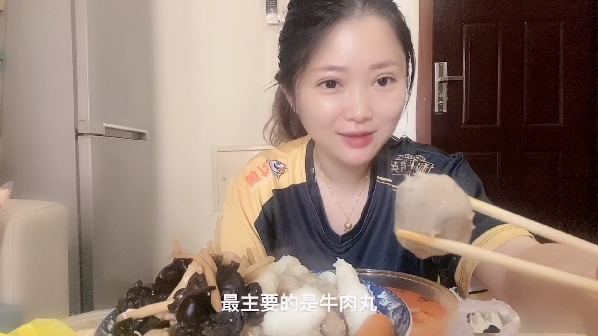 佳佳今天12块钱点了份麻辣烫,自己煮了一斤肥牛,省钱吗