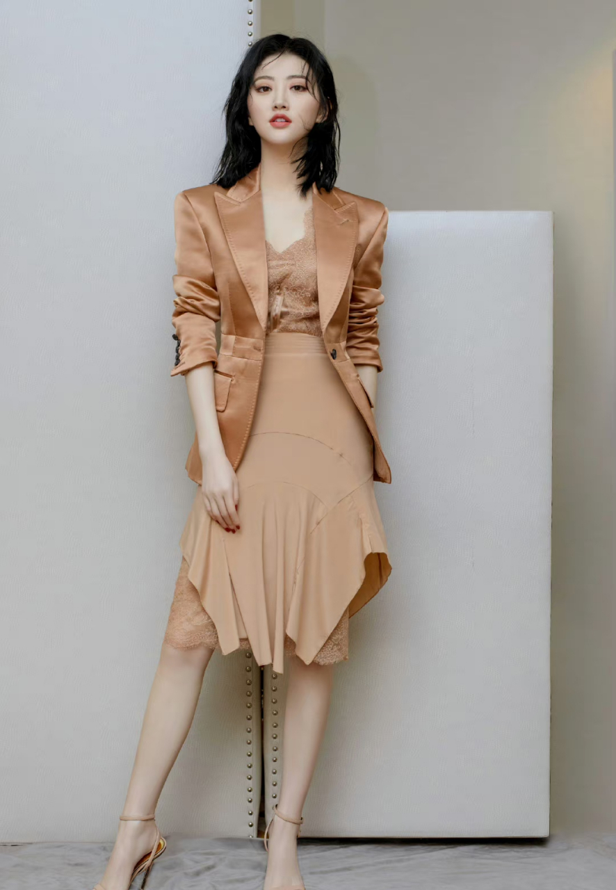 景甜# 衣服美,人也美