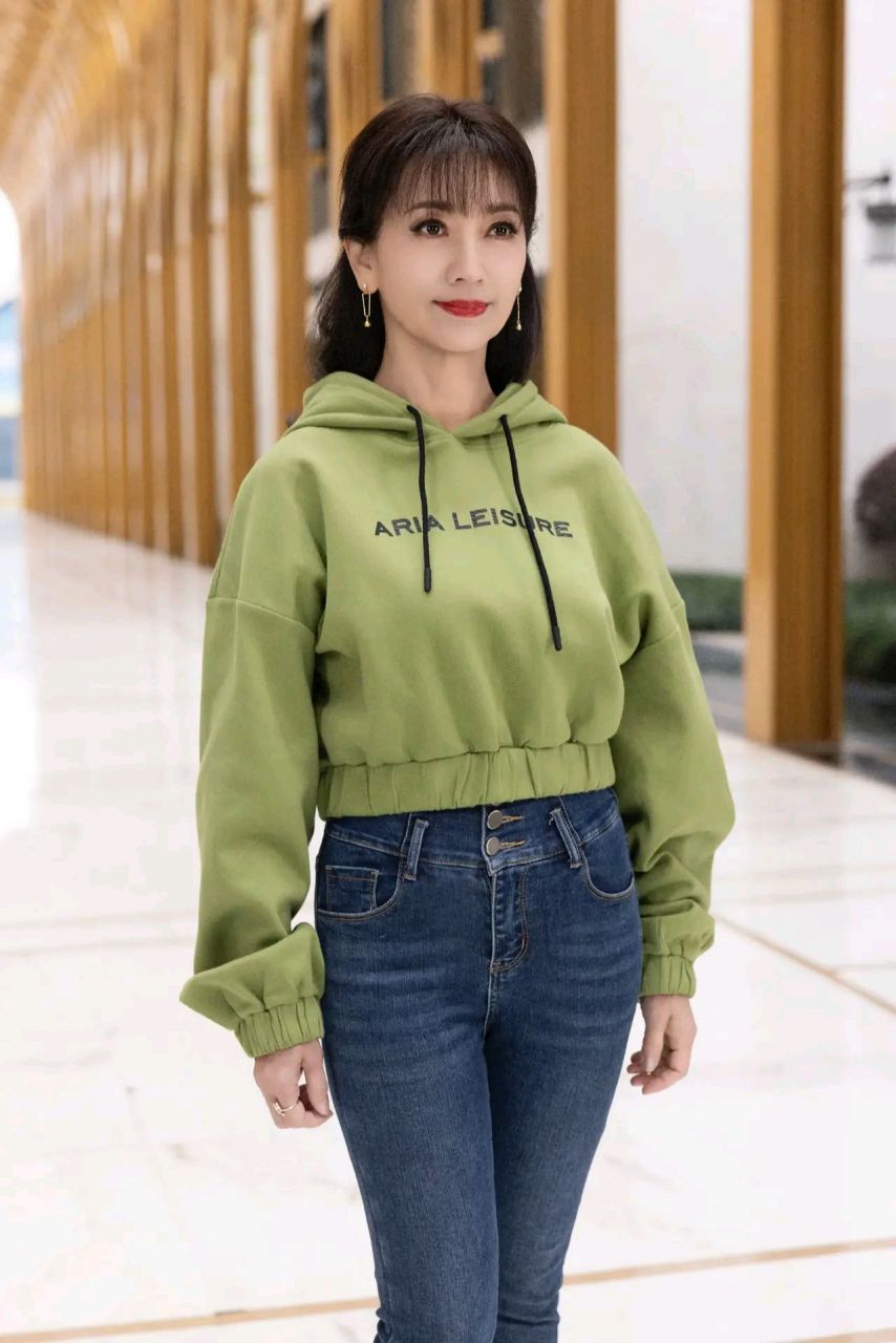 赵雅芝的时尚感真好,绿色短款卫衣搭配牛仔裤,休闲又减龄.