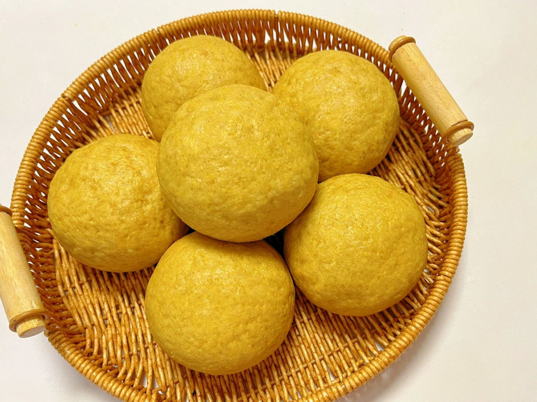 全麦面粉和玉米面作为面皮做了一个超级营养,超级低卡的玉米面菜团子!