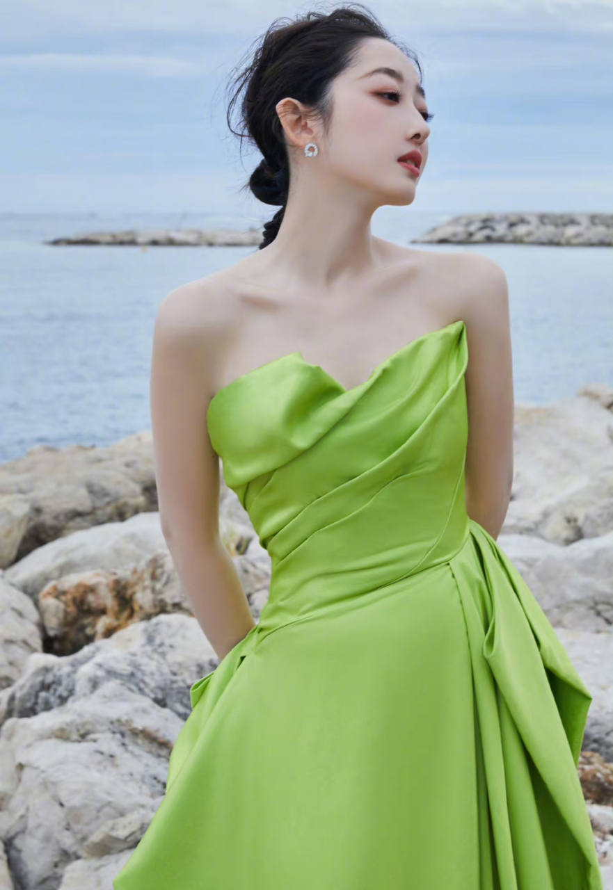 明星穿搭# #蒋梦婕#  蒋梦婕一袭绿色抹胸连衣裙,清新时尚美丽动人.