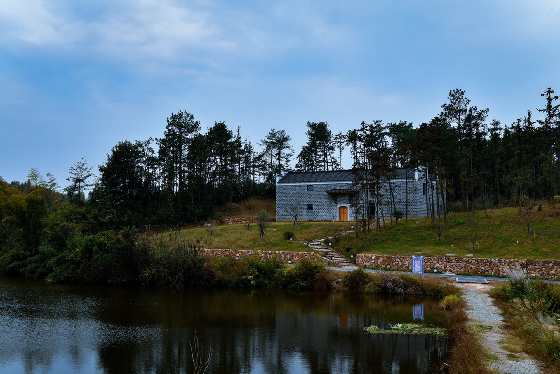 明人宋应星在《天工开物》中称:"(高岭山)一名高梁山,出粳米土,其性