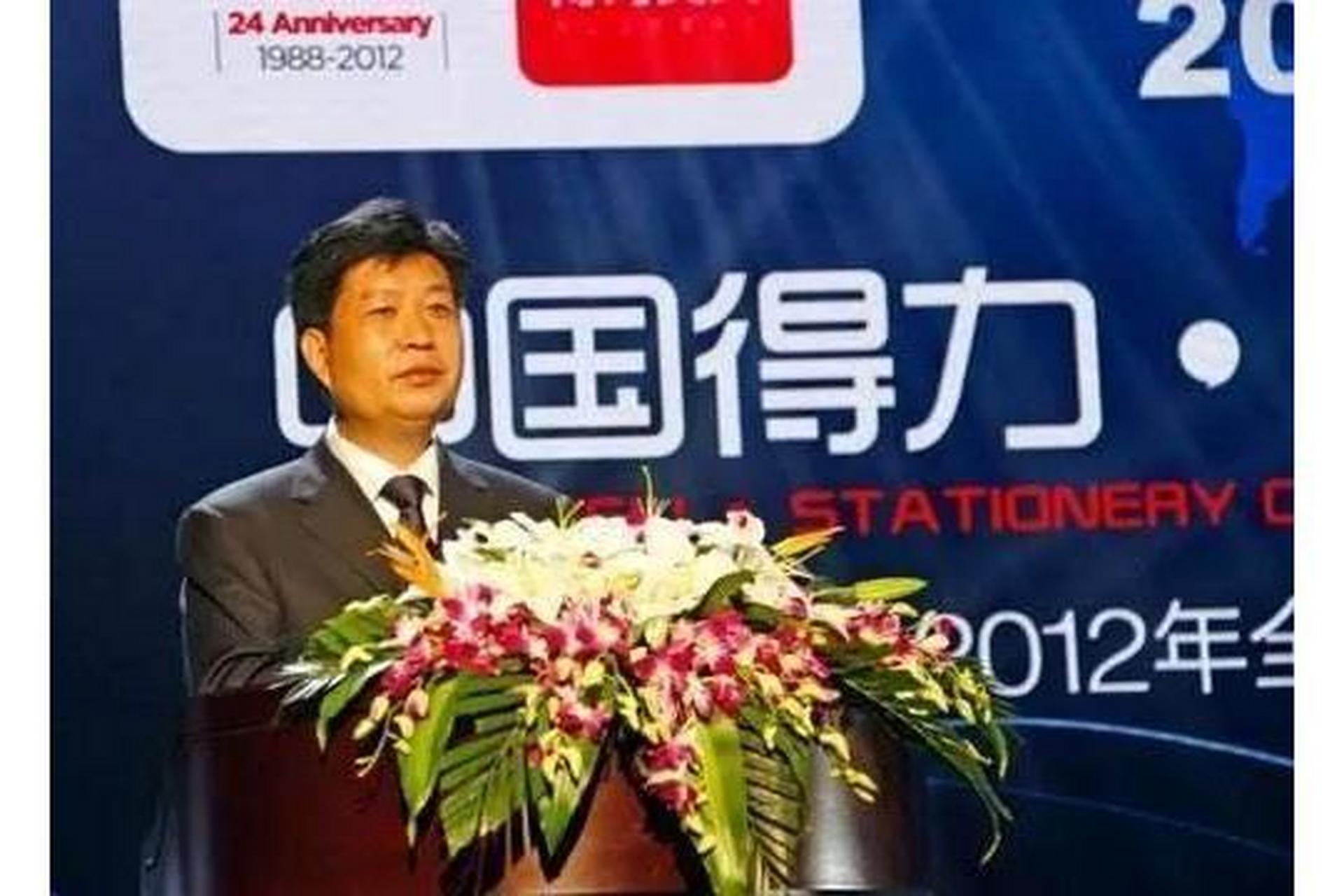 娄甫君:1961年出生于浙江宁海,现任得力集团董事长.