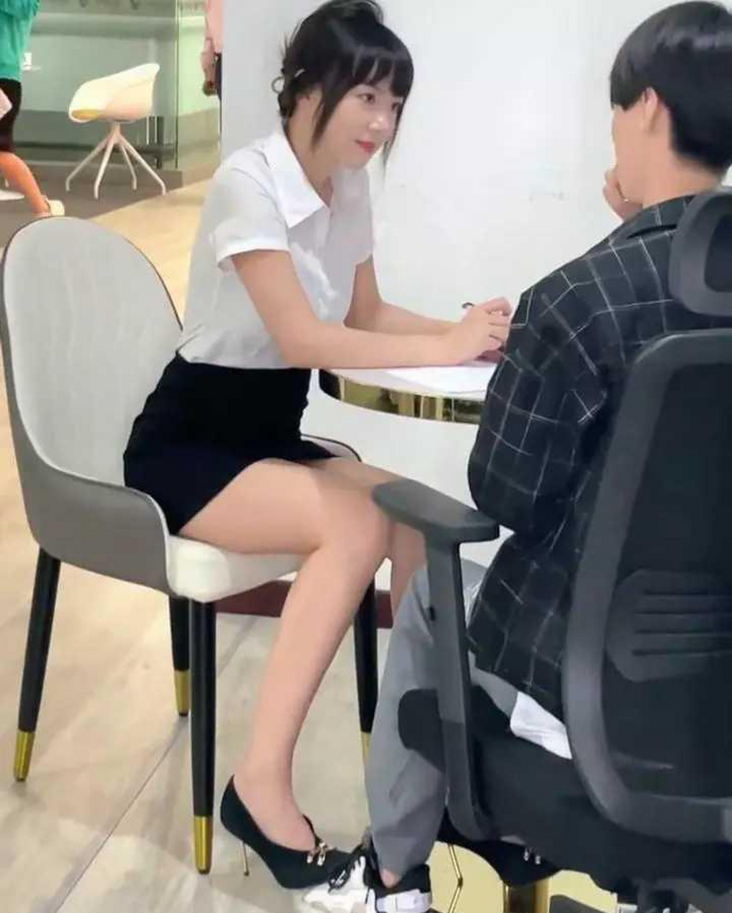 00后的金牌女销售,半小时卖出一套别墅,这业务能力太强了.