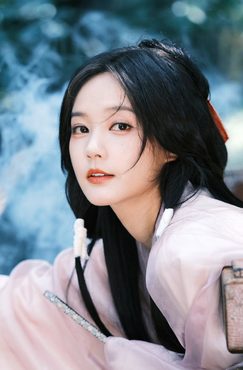 李一桐这个古装造型真的好美啊,一袭浅粉色衣衫更显温婉可人,配上简单