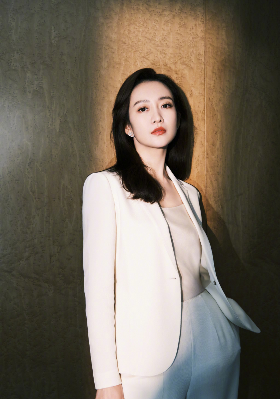 王鸥白色西装近照,太美了!