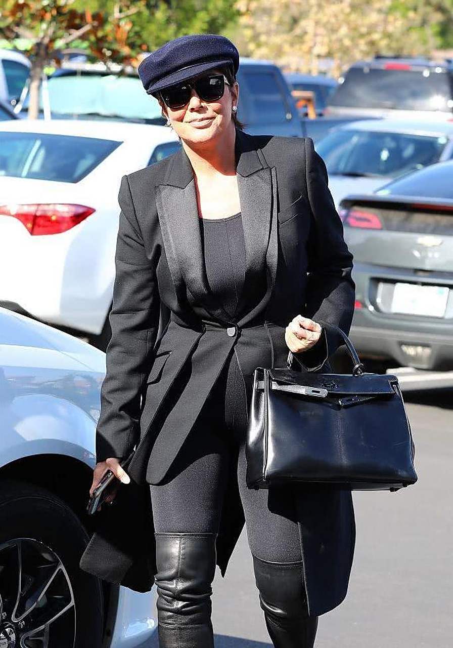 金·卡戴珊的老妈克里斯·詹娜,感觉几个姐妹中她最像老妈