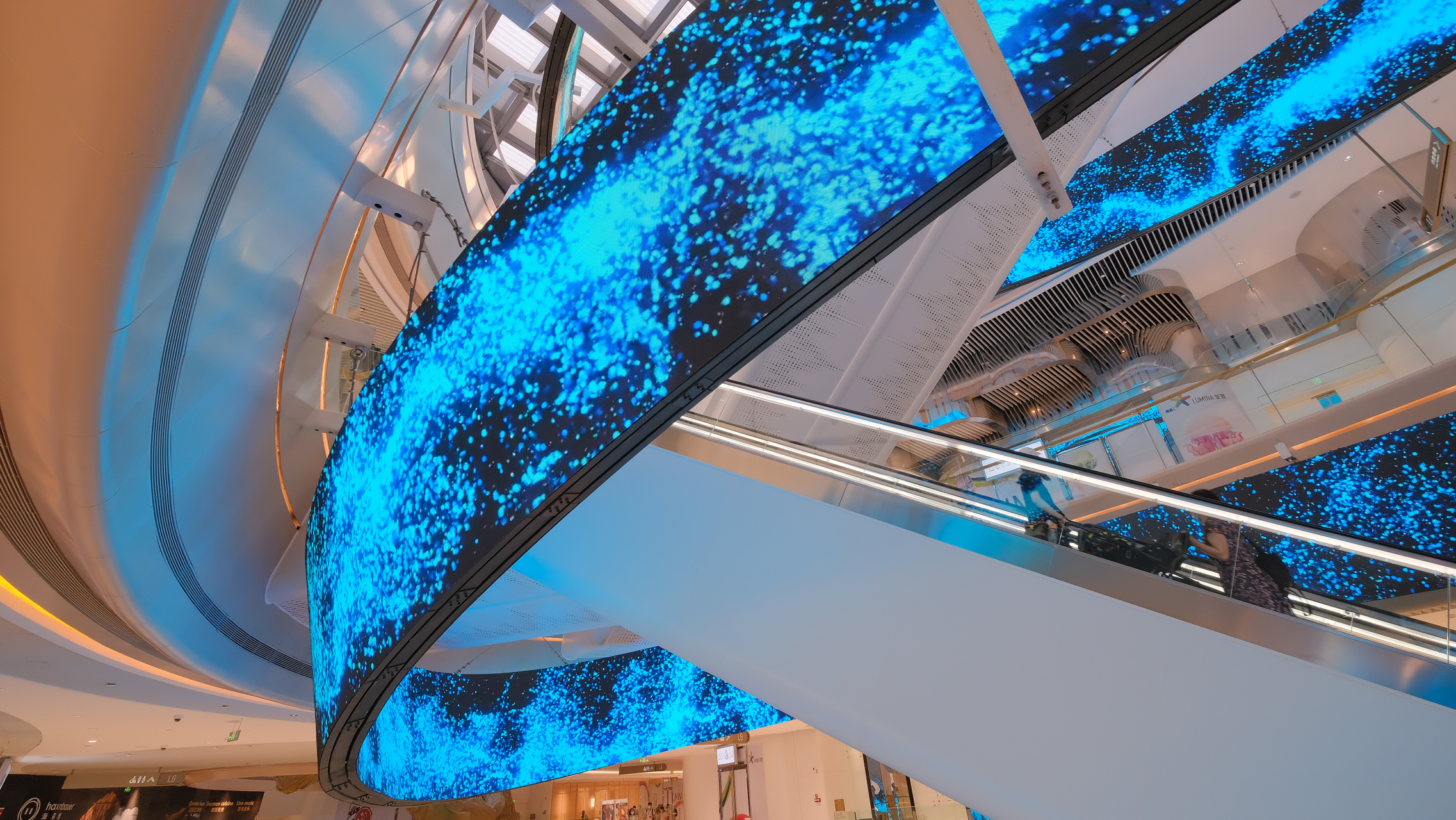 海珠又一著名地标,星寰广场漂亮的灯带#最美的风景在路上# #小锋玩