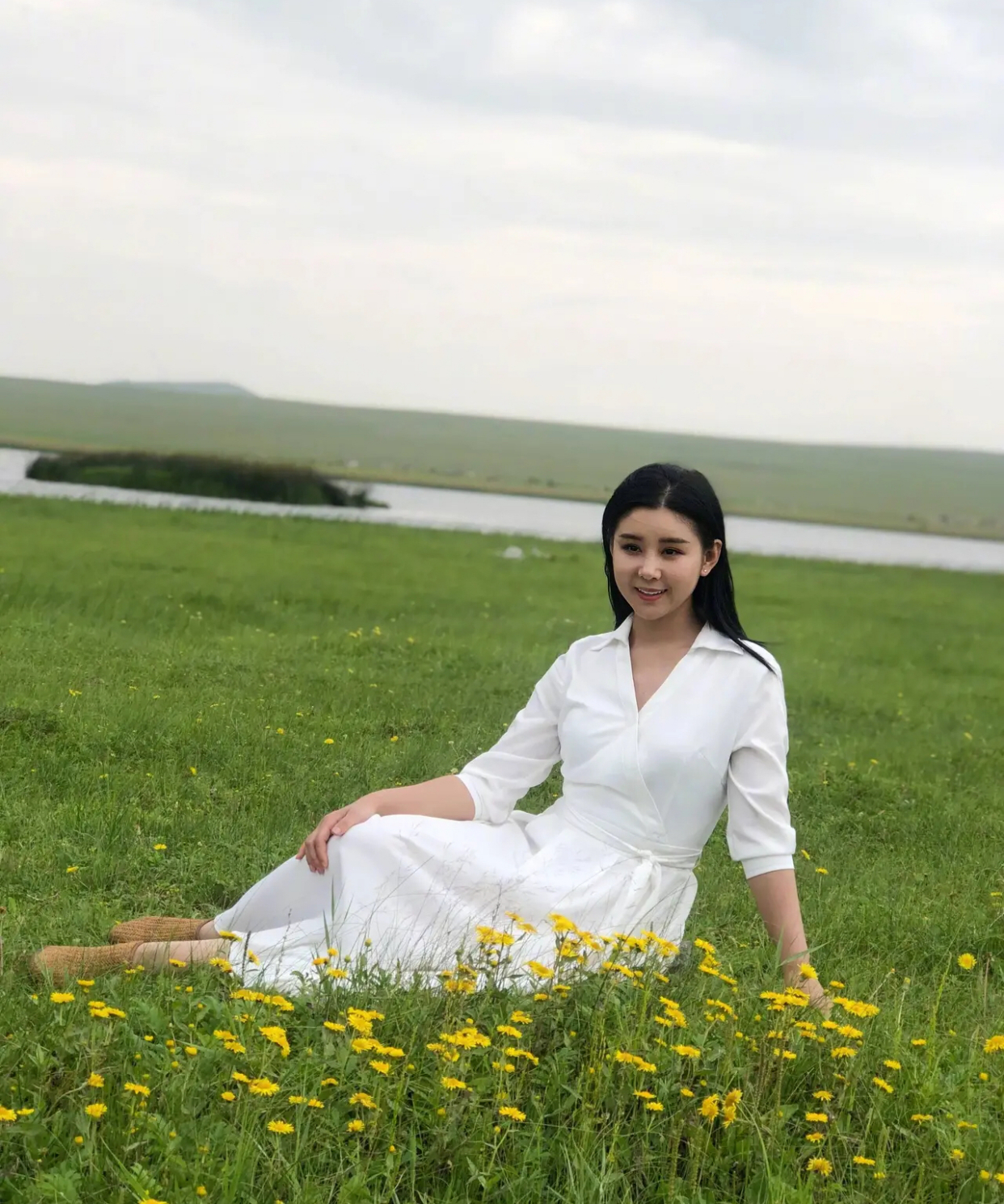 李小萌穿白色连衣裙在草原上拍照,纯极了!