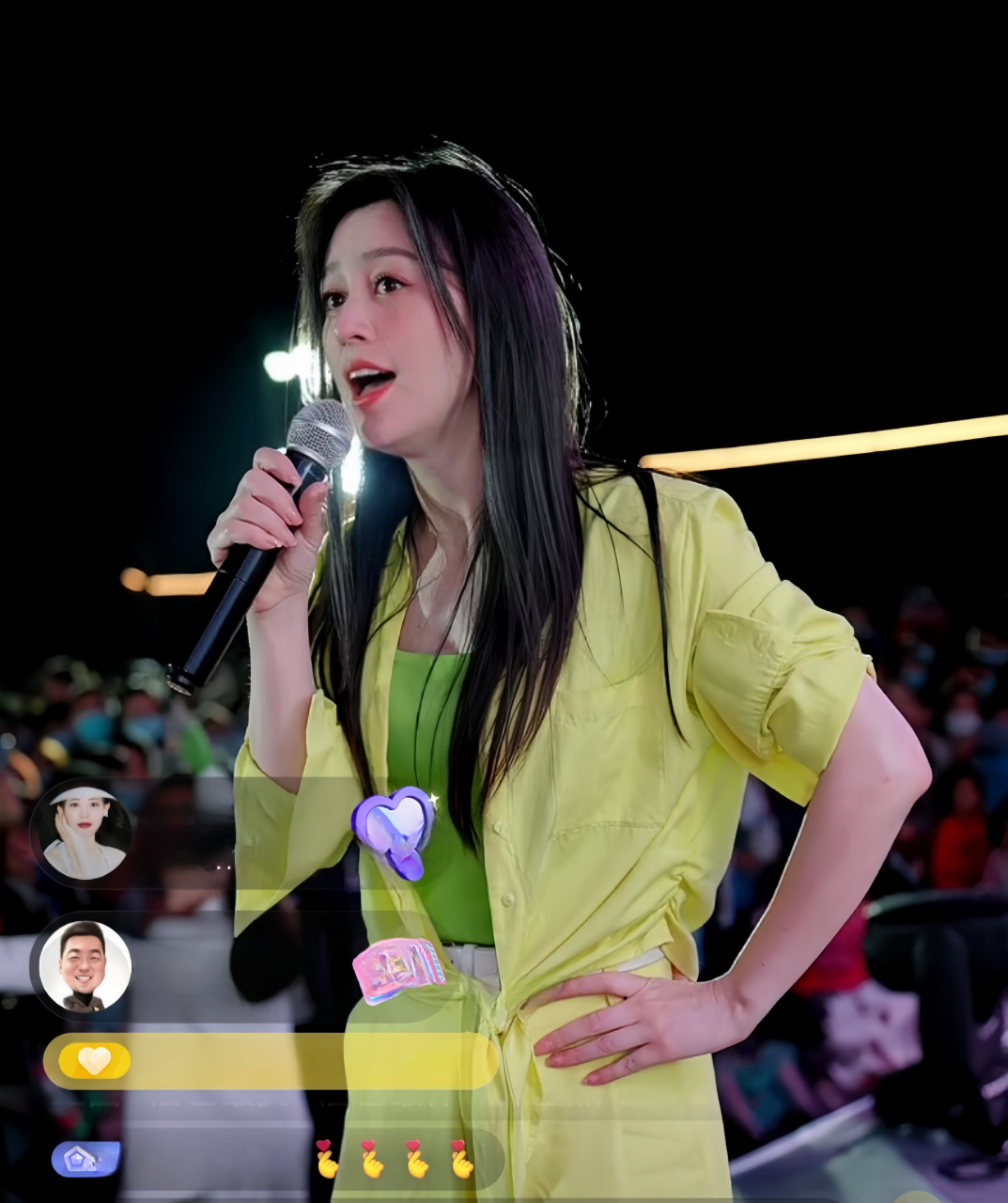 唐艺是一位备受争议的歌手.