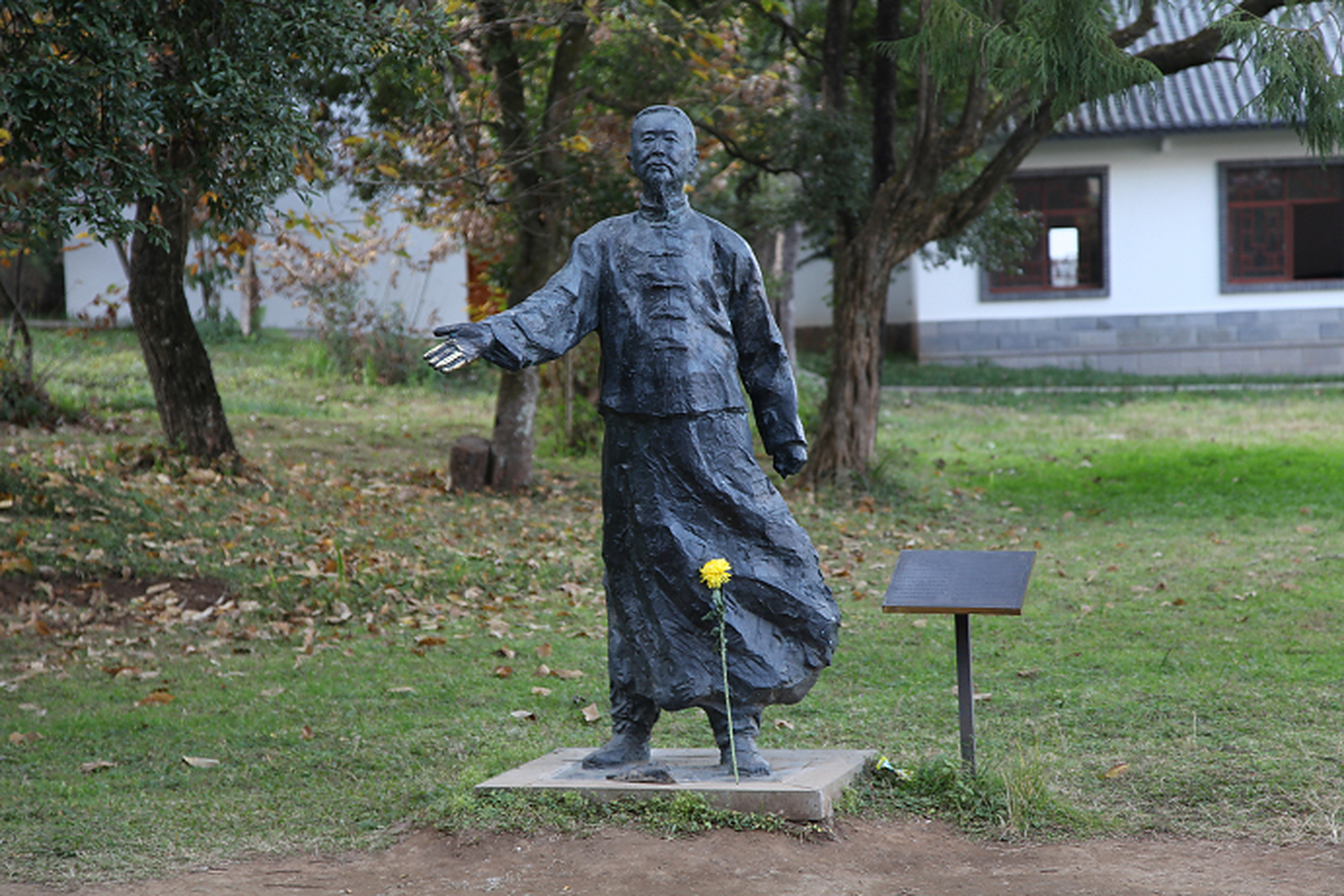 向英雄致敬 1942年5月,云南腾冲沦陷后,62岁的张问德临危受命,被国民
