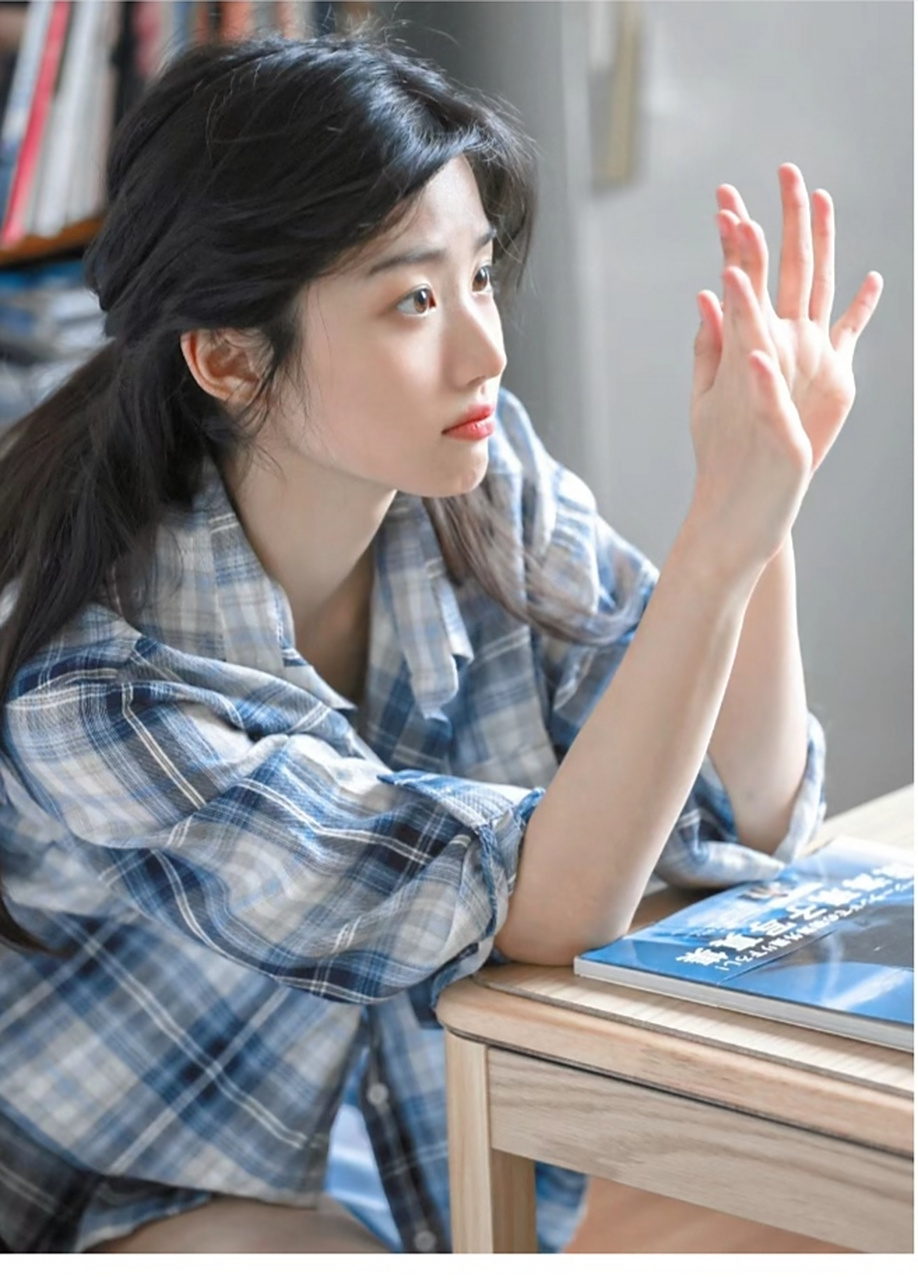 干净温柔的淡颜女孩卢昱晓,格子衬衫很文艺很清纯.