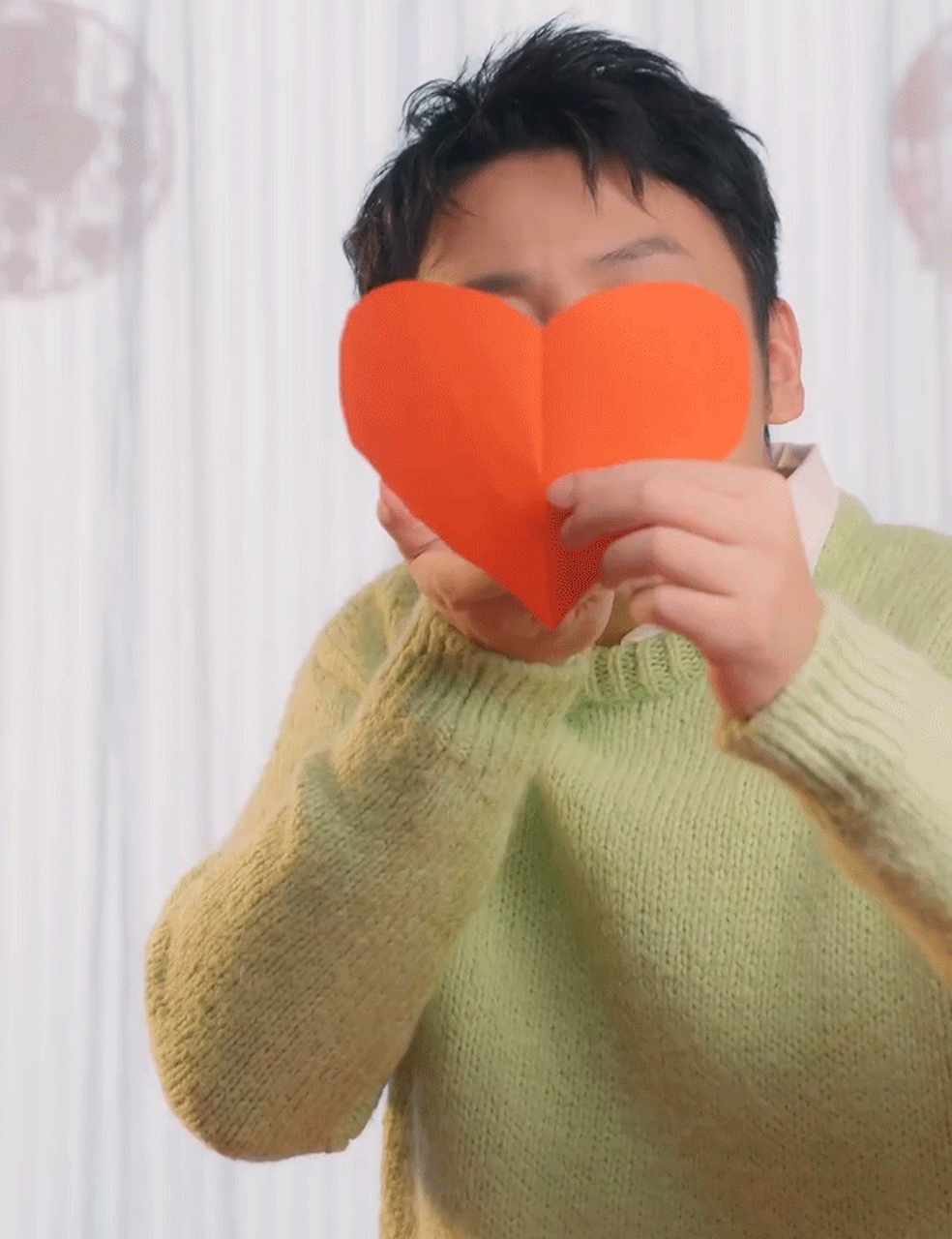 雷佳音吹纸,和,雷佳音吹雪,看着不觉嘴角上扬,然后没忍住笑出了声,跟