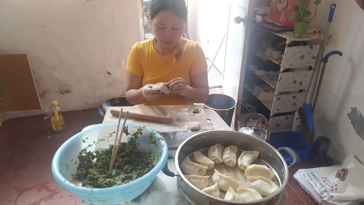 小微蒸烫面大饺子,豆角肉,素茄子,大雷哥一口气吃了9个!