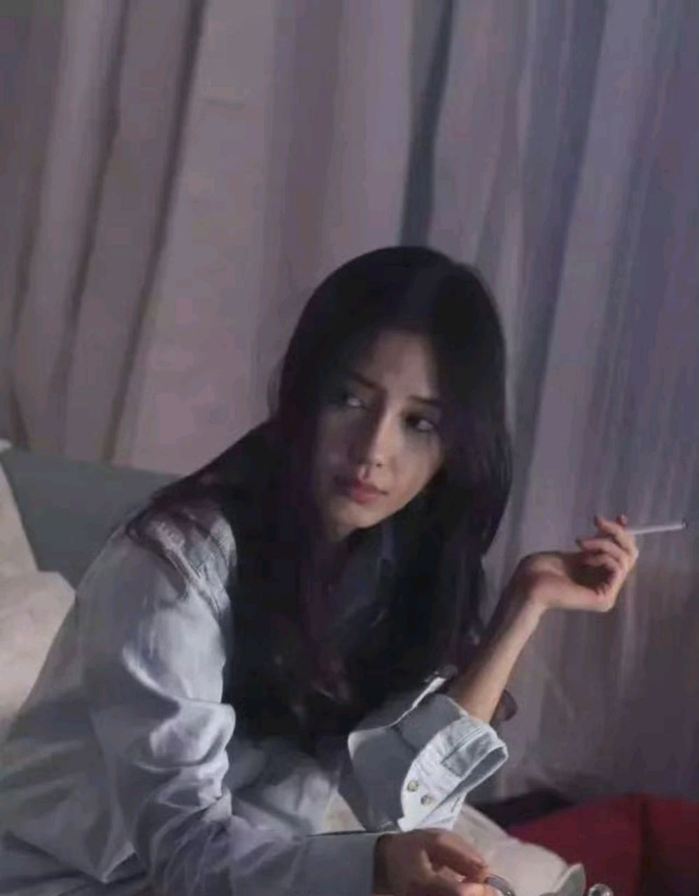 baby抽烟的样子,看起来也是有烟瘾的人,娱乐圈真的