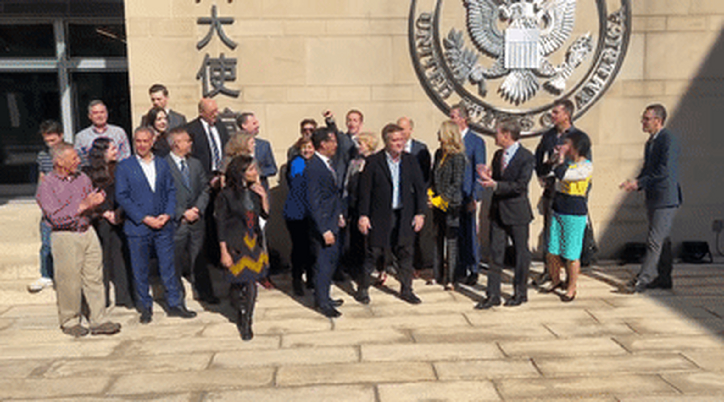 加州州长纽森下午抵达美驻华大使馆,同在使馆工作的加州人员合影留念