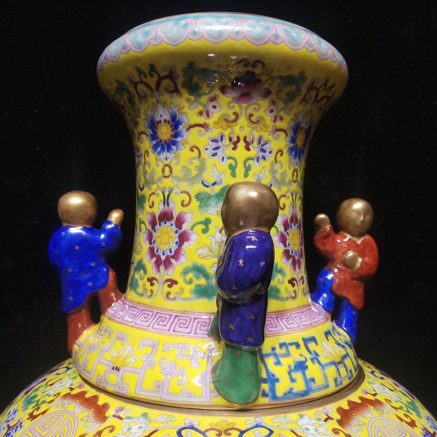 大清雍正年制珐琅彩镂空荷花童子转心瓶