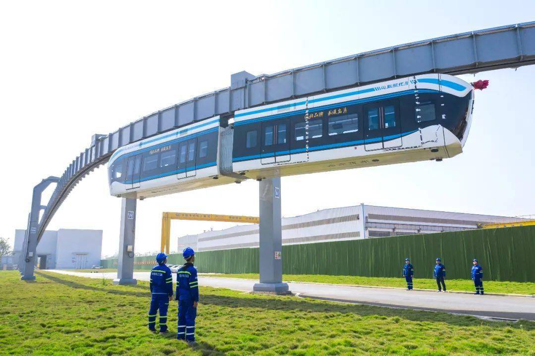 国内首条空中轻轨今建成试跑