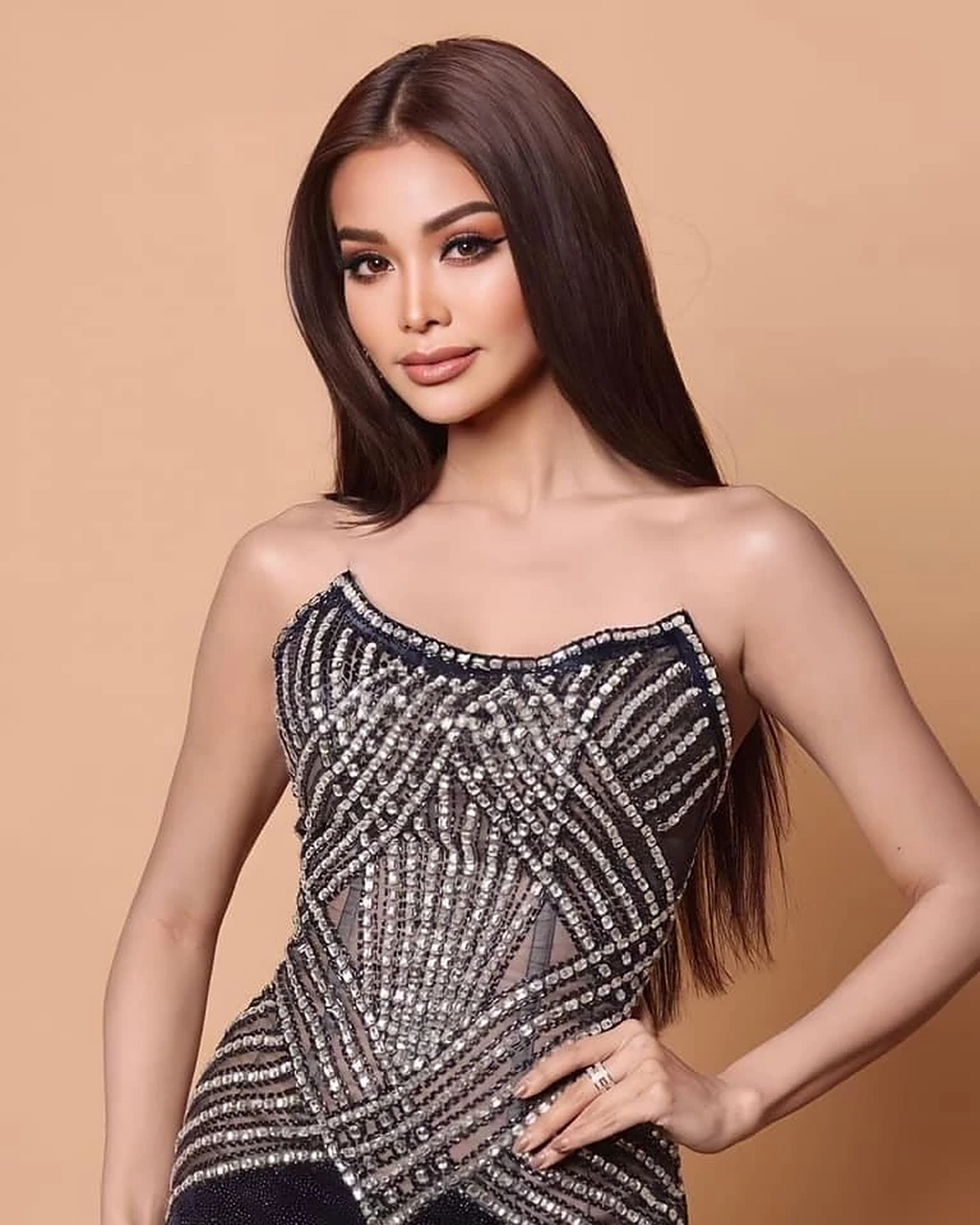 2022泰国选美冠军engfa,拥有精致迷人脸蛋,性感高挑的魔鬼身材