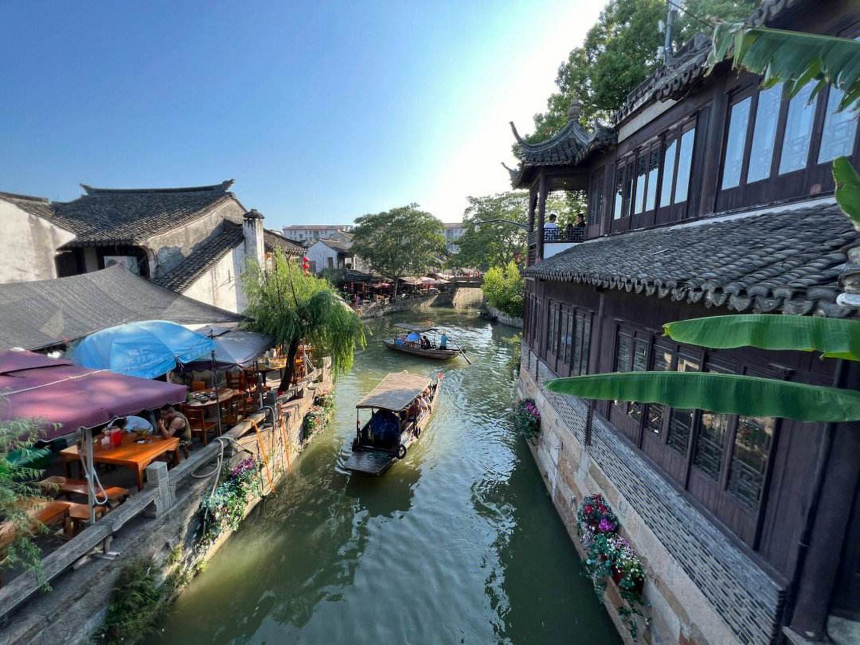 枫泾古镇又称"清风泾""枫溪",也有着"芙蓉镇"的别号,可见其景色之优美