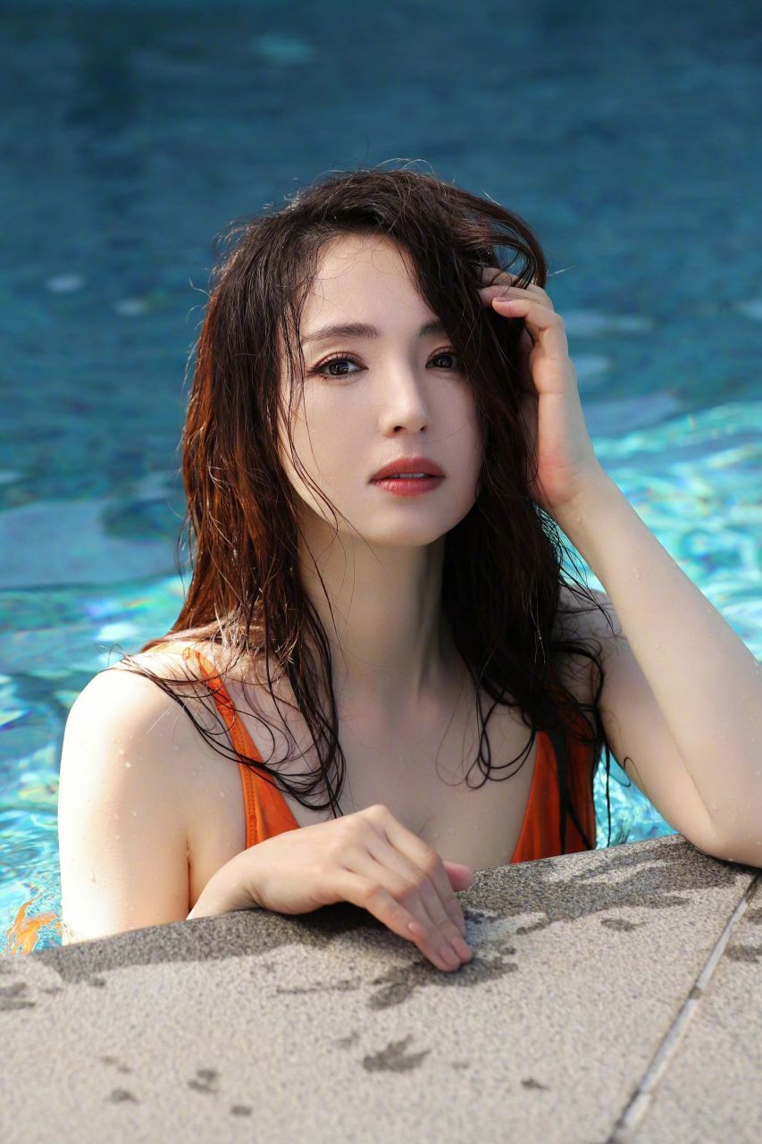 一身橘色泳衣,泳池中的女神董璇,谁心动了|||盛夏