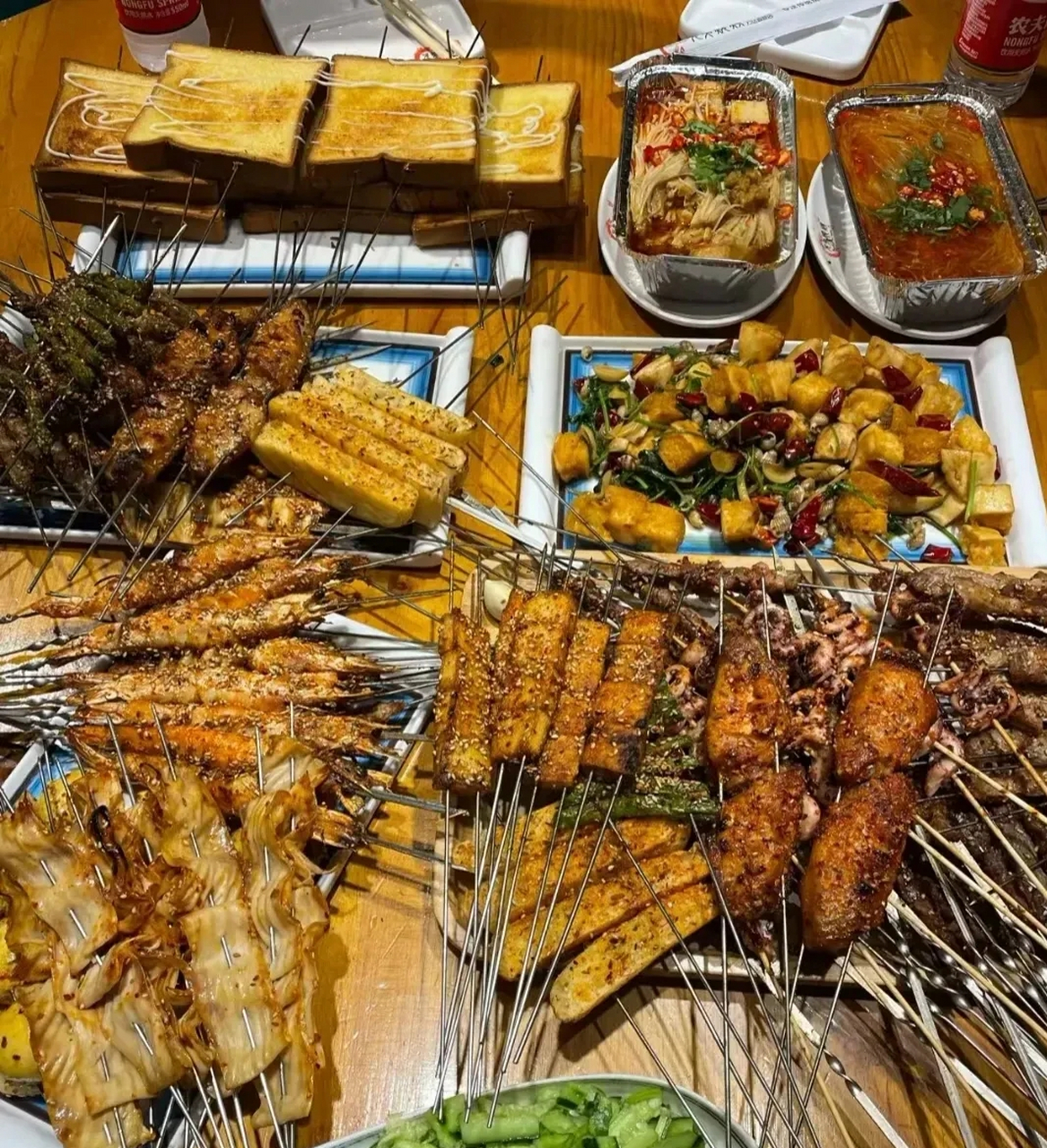 晚上去吃烧烤,听到几个男的一桌在那里边吃边聊,说男人这辈子单身多好