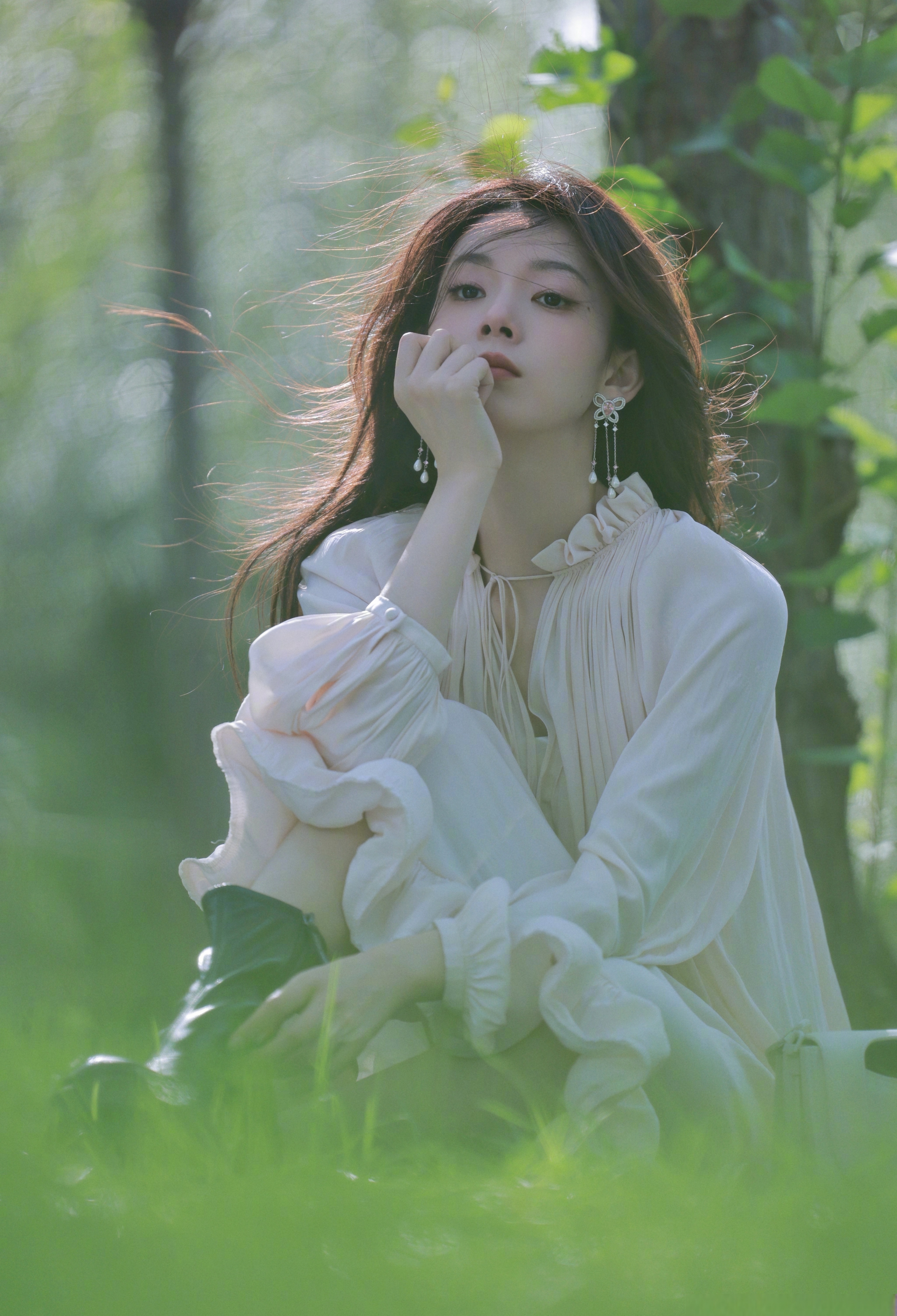 陈瑶真好看五官精致轻盈柔美风吹起她的秀发美成了一道靓丽的风景