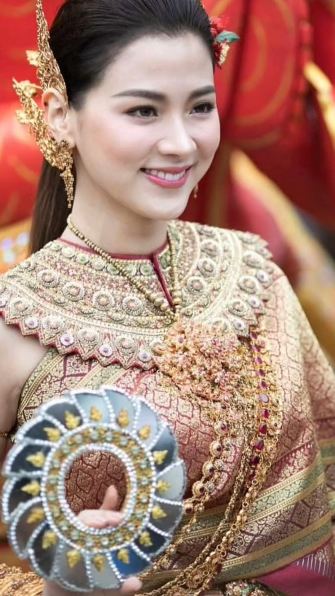 泰国新年宋干节当红女明星baifern吕爱惠成为泼水节女神
