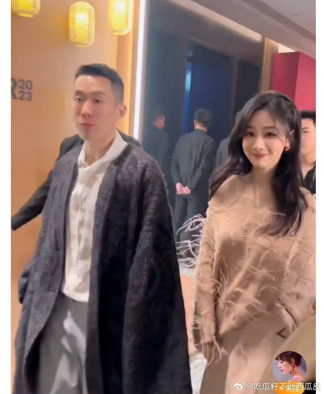 哇塞,杨紫和经纪人大雷穿同款衣服,你别说.这件好好看