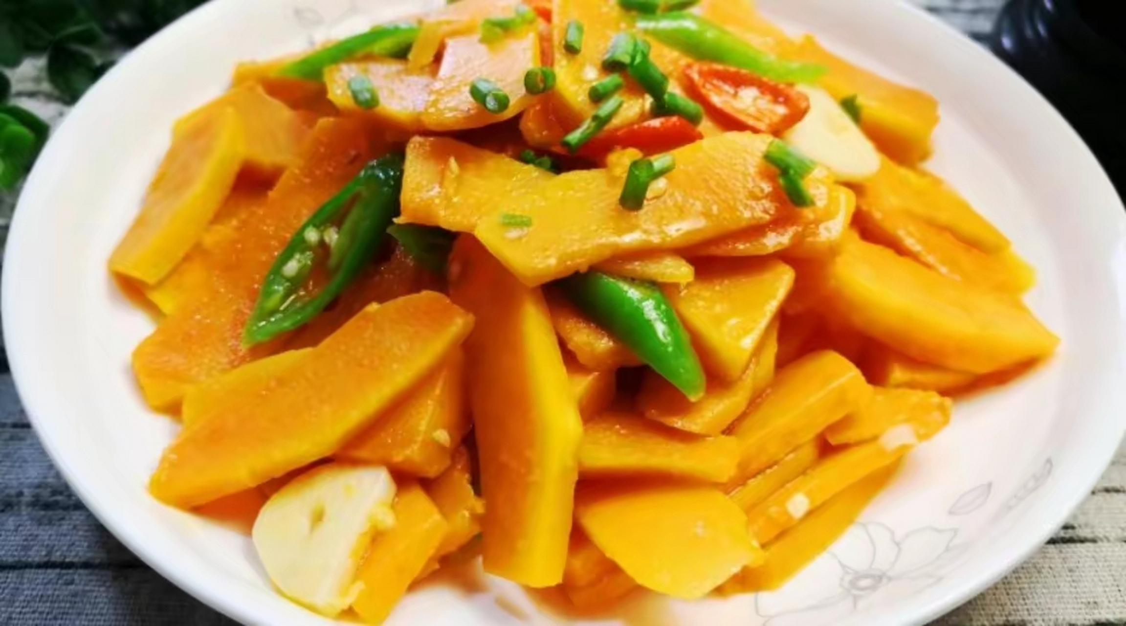 下面是清炒南瓜的具体做法:  材料:南瓜:500克;葱:2根;生姜:一小块