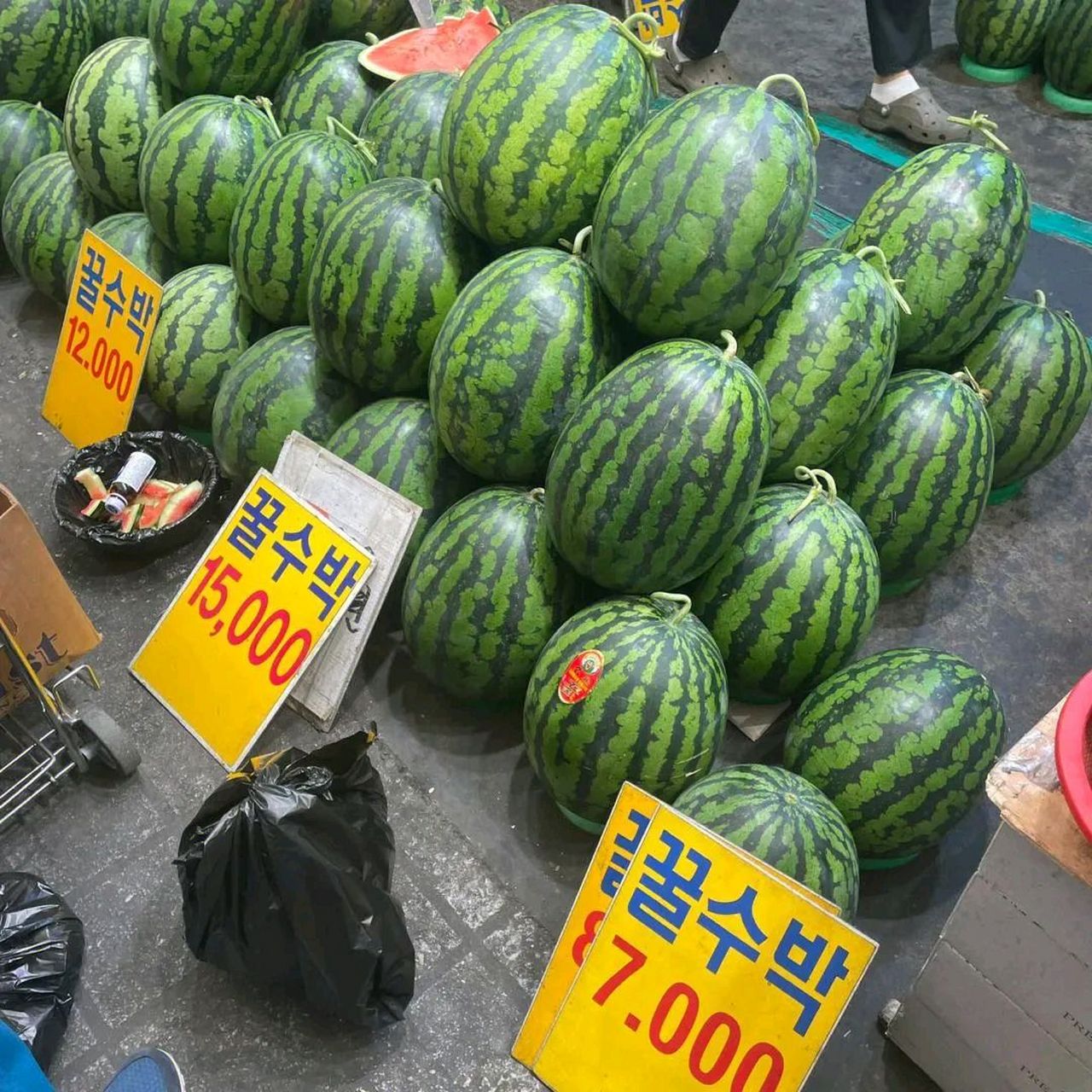 一个韩国大妈在中国旅游,看