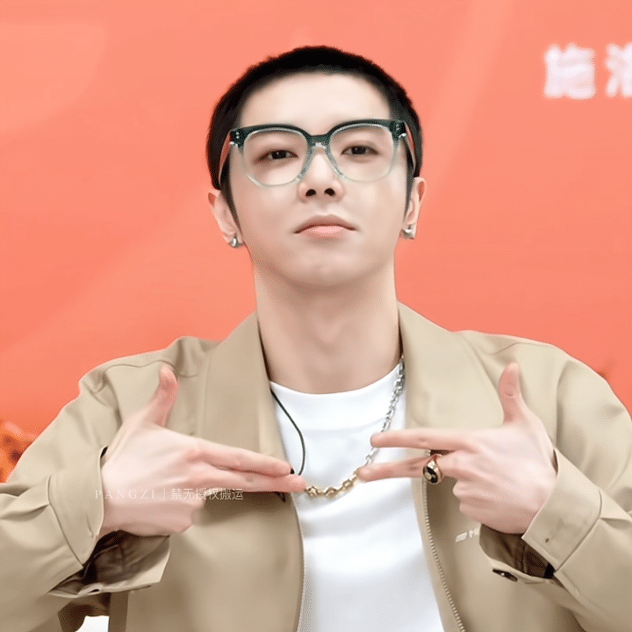 请欣赏华晨宇的新发型,短发清爽[嘻嘻]