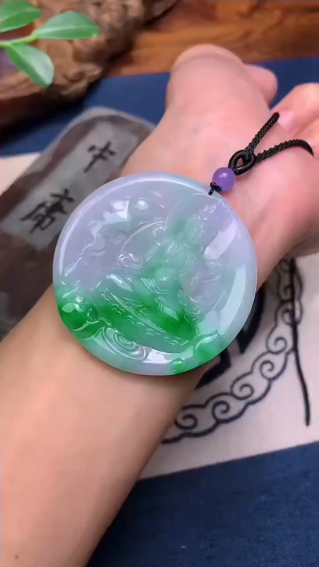 冰紫底飘阳绿翡翠自在观音挂件牌分享-度小视
