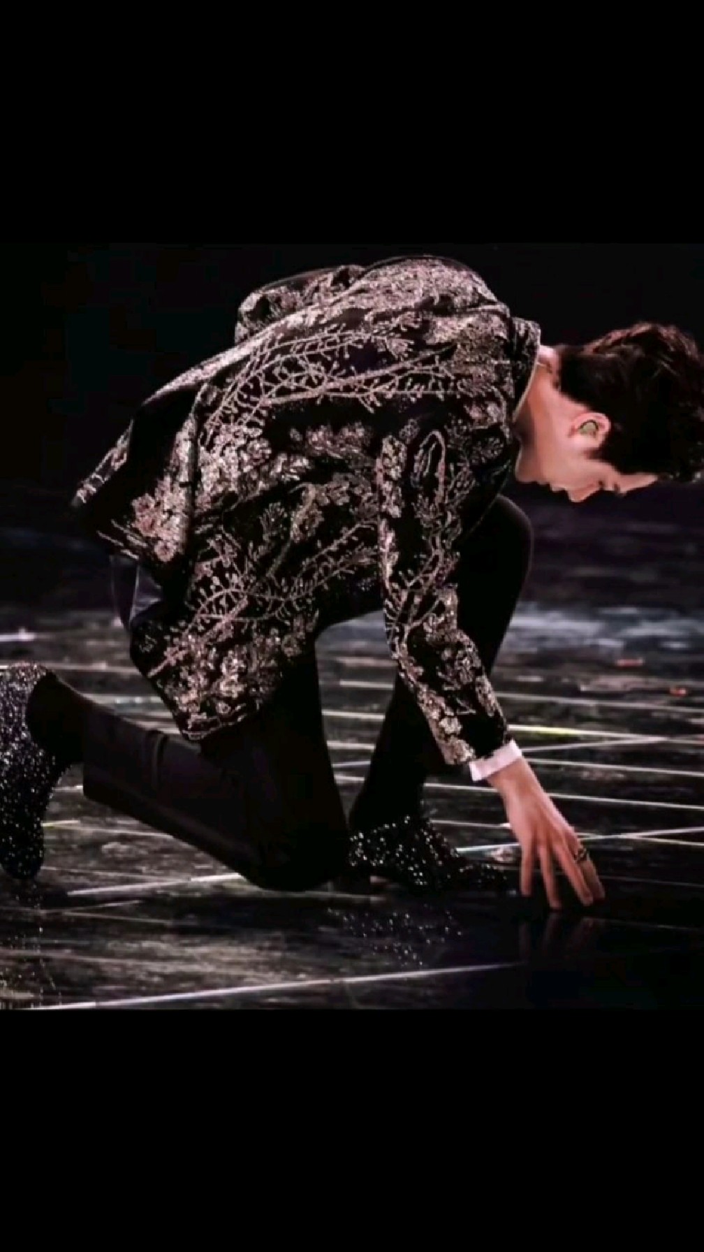 天呐!王一博《廿》舞台这么浪漫深情的王子礼,差点没get到