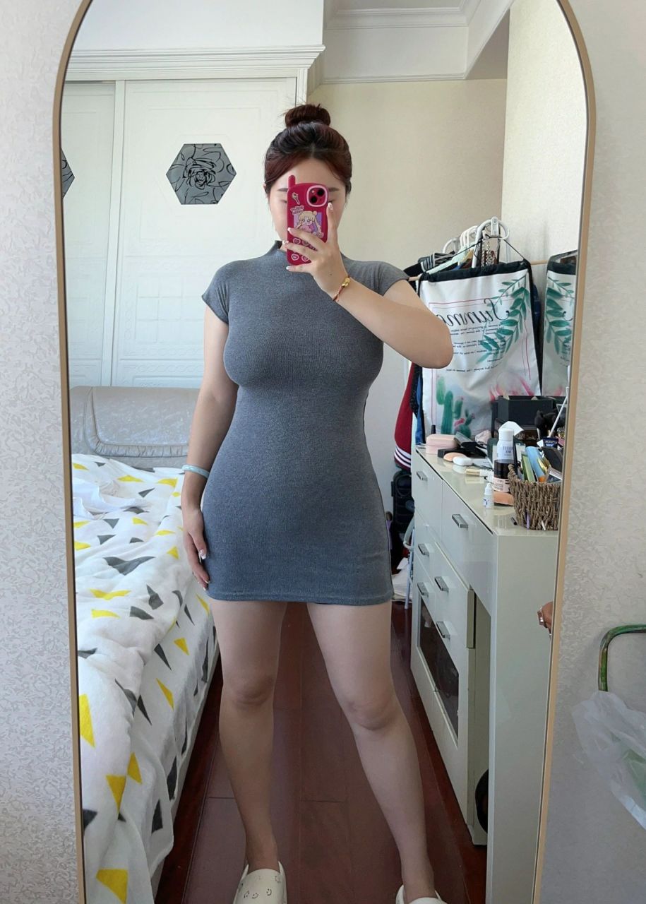 最近吃撑的时候,肚子肉都凸出来～ 诺绵的收腹裤就很香,一秒收腹哈哈