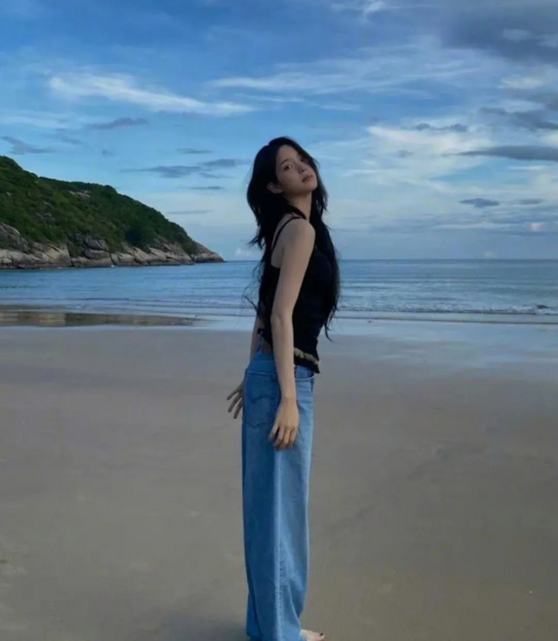 欧阳娜娜在海边凹造型,意境感太强了,她是小花旦之中比较会营造氛围感