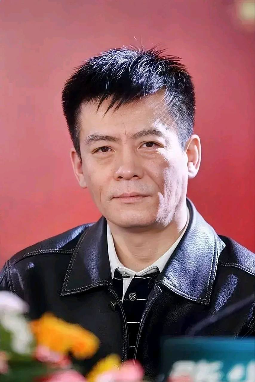 米学东在拍摄一部电视剧时,有一个场景需要他在雨中拍摄.