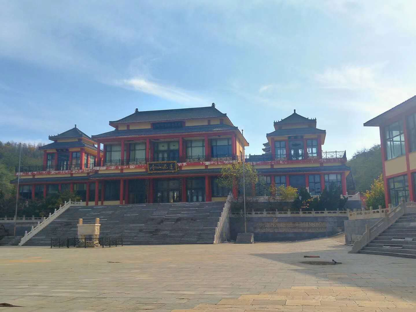 莲花山寺:大连市内最大的佛教寺院,坐落在独特的莲花状构造上