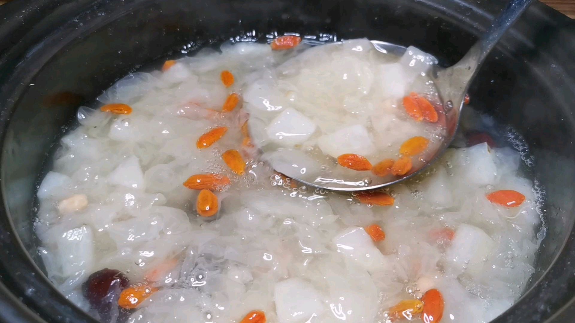秋冬必备的银耳雪梨汤,养颜润肺,让你同时享受美食和健康