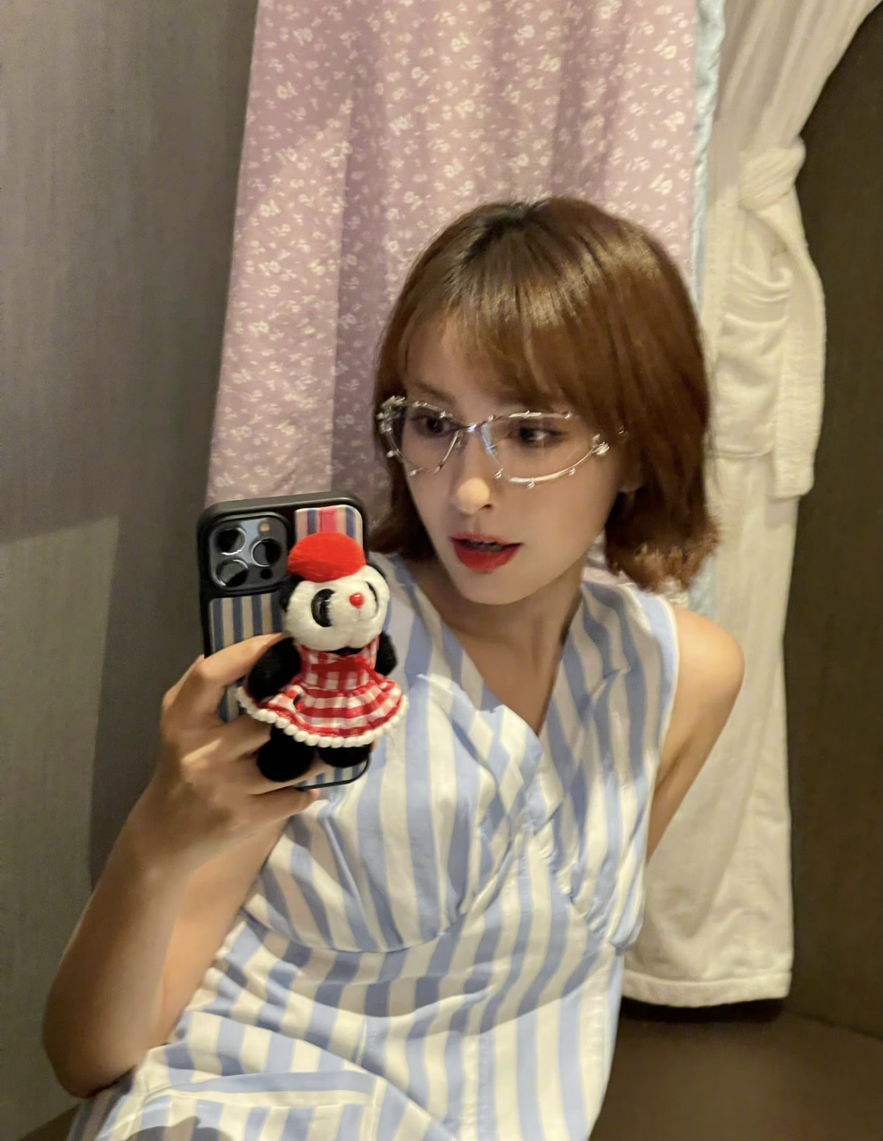 【40岁的短发吴昕仍像少女】  久没露面的吴昕,剪了一头棕色短发,非常