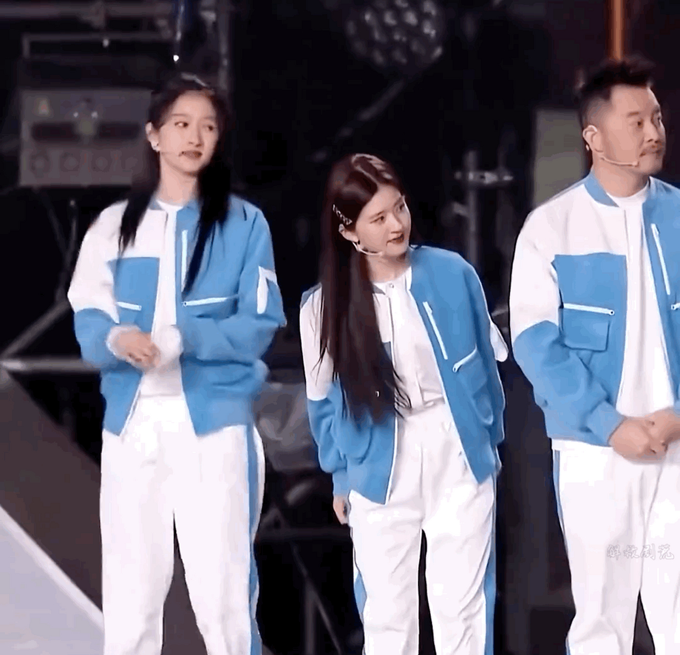 赵露思挺高的,看起来和旁边的关晓彤差不多了