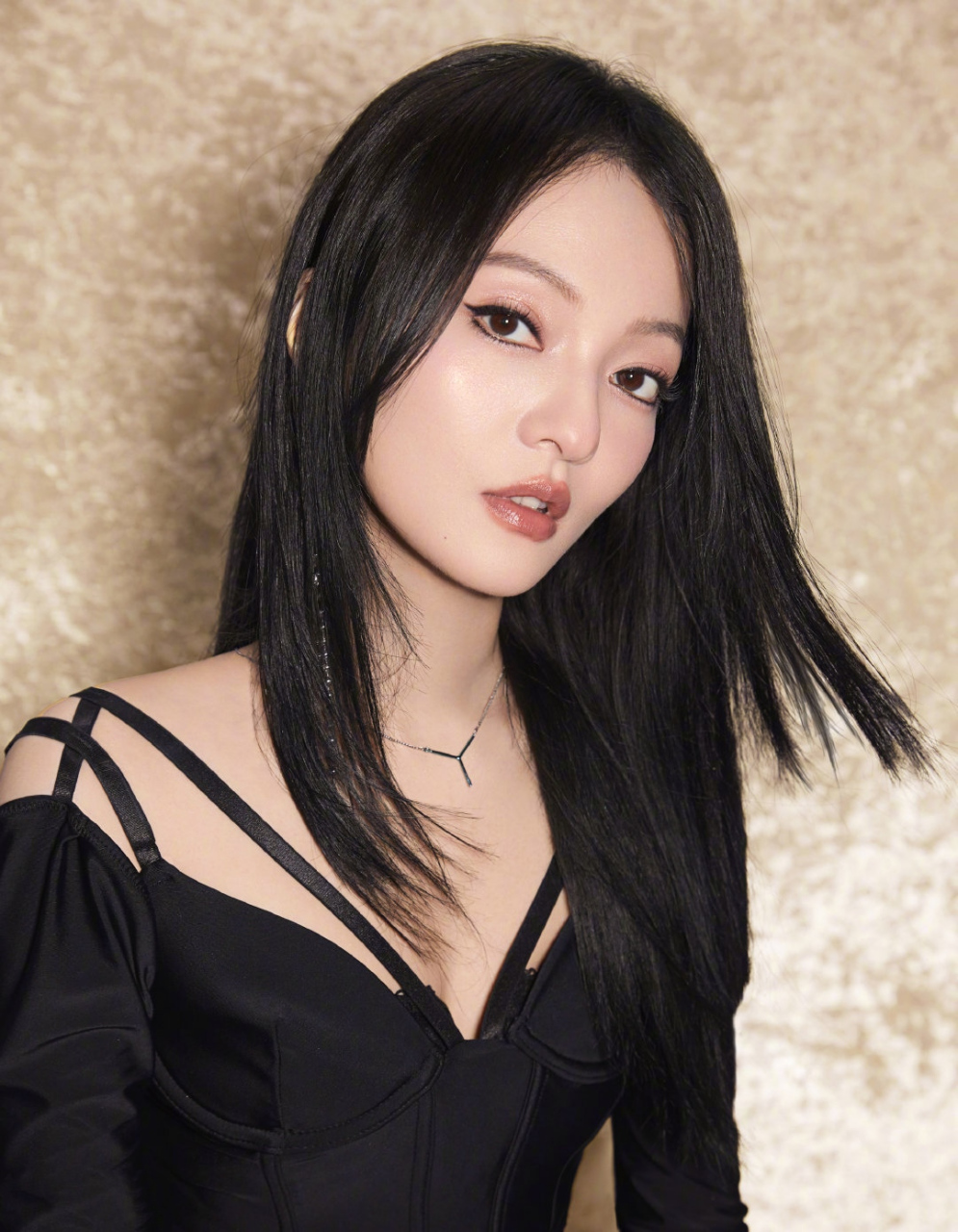 张韶涵# 一袭黑色开叉礼裙,肤白貌美的容颜,窈窕曼妙的身材,纤细职鬃