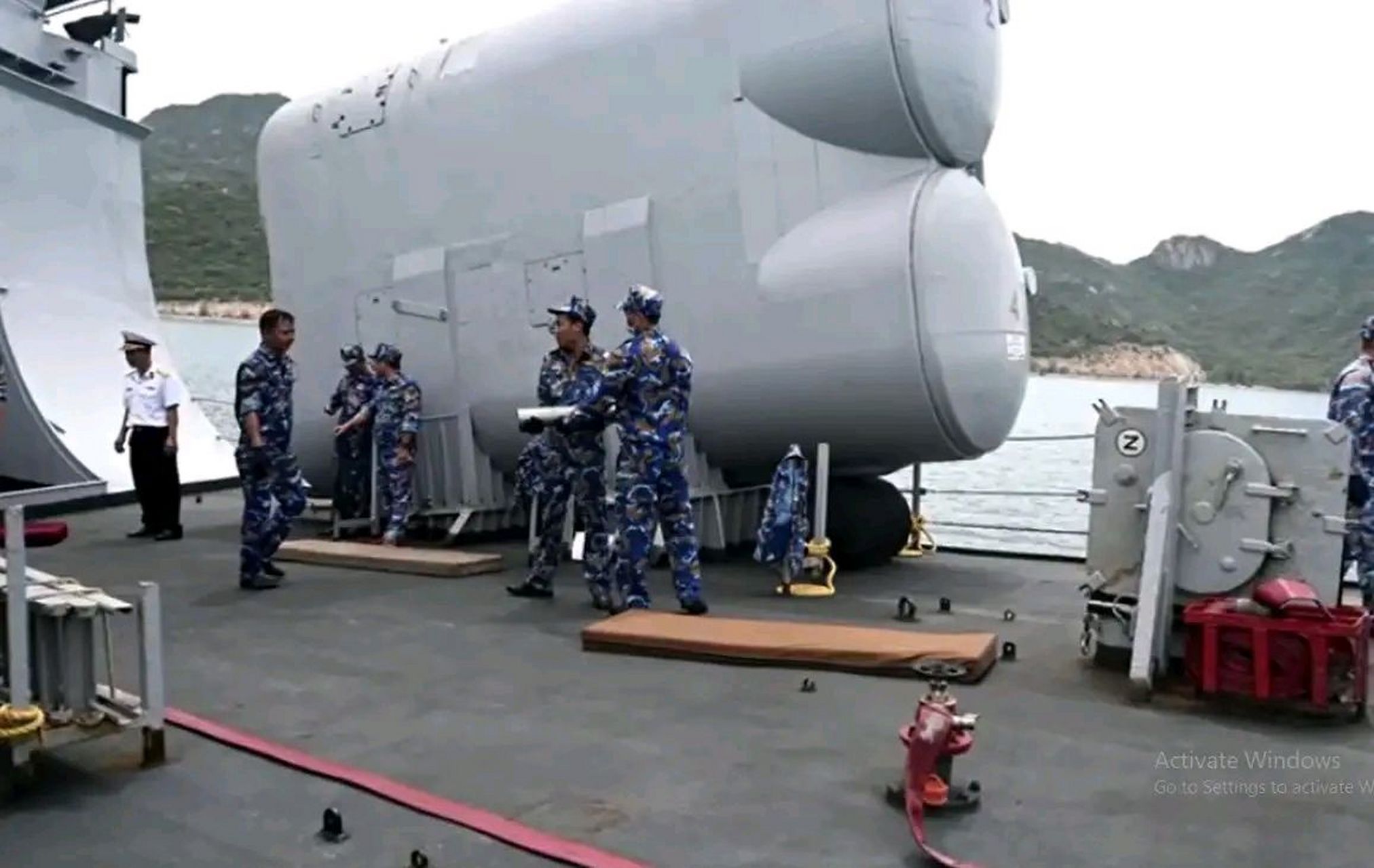 越南海军水兵在保养毒蜘蛛导弹艇上的冥河反舰导弹发射系统.