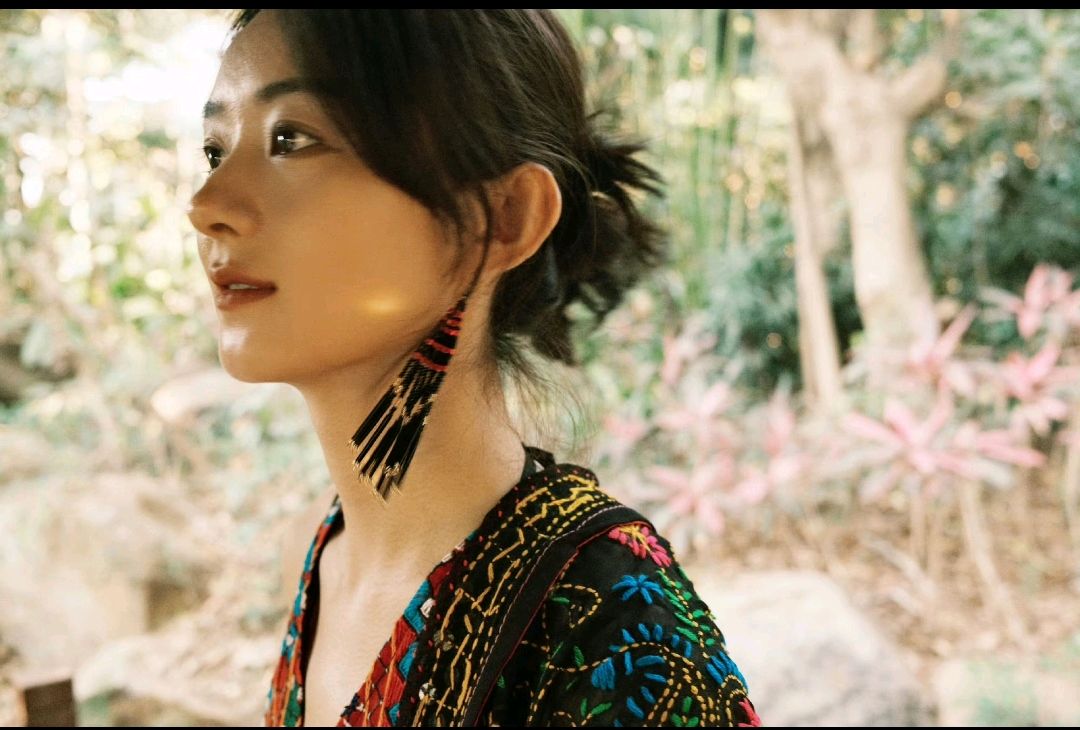 惊艳!赵丽颖周放穿民族服饰合影,姐妹情深令人羡慕!