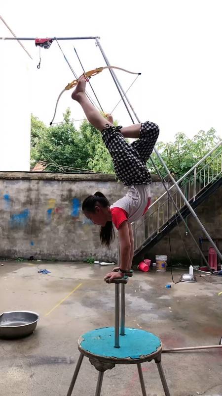 你们用手射箭   我们用脚射箭